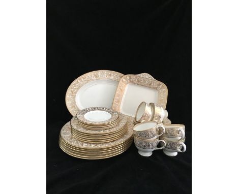 Gold Florentine - A Wedgwood porcelain part dinner service, comprising: 1 meat plate; 1 sandwich plate; 6 teacups; 5 tea sauc