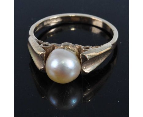 A 9ct gold and cultured pearl set dress ring, 2.8g, size L