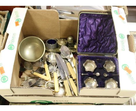 A box of miscellaneous metalware, to include a cased set of four late Victorian silver plated open salts (lacking two spoons)