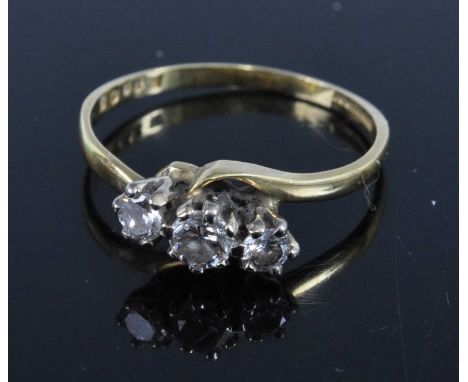 An 18ct gold diamond three stone ring, 2.3g, size N/O