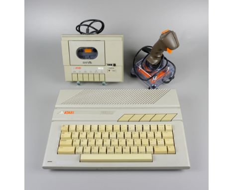 großes Konvolut Atari 800XE, 1980er Jahre dabei: Mainboard Atari 800XE, Ser.-Nr. A1 76 4020217; Kassettenlaufwerk Atari XC12 