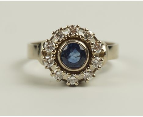 Saphir-Diamant-Brillant-Ring, 585er Weißgold, Hermann Galke, Magdeburg Gew.4,71g, zentraler Saphir in Zargenfassung, umrahmt 