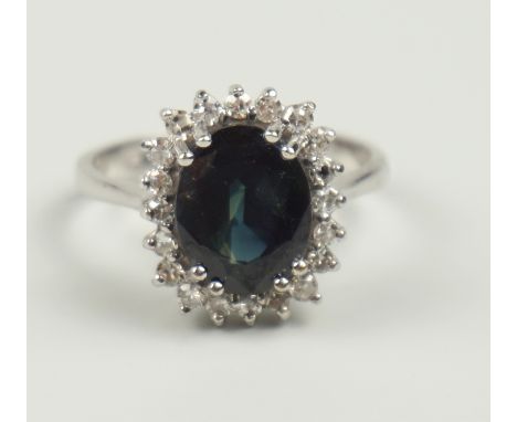 Ring mit grün-blauem Saphir und Diamant- Brillanten, 585er Weißgold Gew.3,62g, ovaler, facettierter Saphir umrahmt von 20 Bri