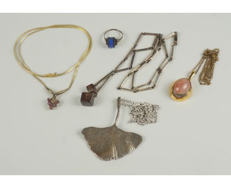 Konvolut Silberschmuck: 2 Ketten mit Anhänger, 2 Colliers und 1 Ring Gesamt-Gew.47,32g: großer Gingkoblatt-Anhänger, LxB 5,7x