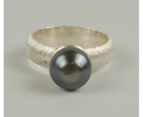 Ring mit Tahiti-Perle, 925er Silber Gew.7,19g, ungedeutete Herstellerpunze, Perlen-D.10mm, tlw.aufgeraute Ringschiene, U.57