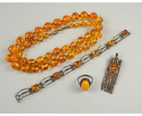 Konvolut Bernsteinschmuck, tlw.Fischland: Armband, Kette, Anhänger und Ring Armband und Kettenanhänger, Fischland, 835er Silb