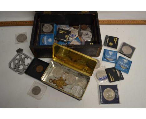 Box of various British commemorative crowns and other coinage, vintage RAC badge