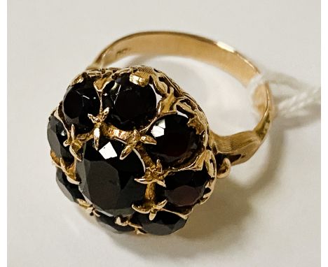 18CT GOLD GARNET CLUSTER RING - SIZE N/O - 8.7 GRAMS APPROX