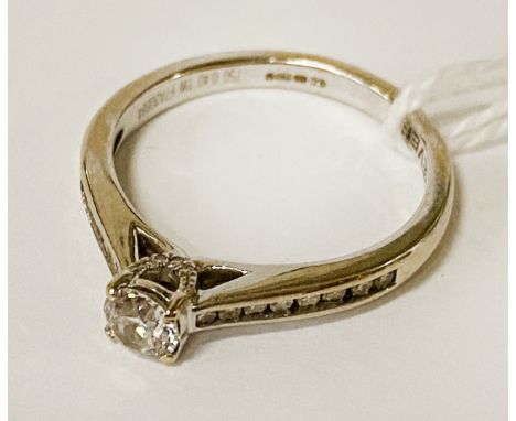 18CT WHITE GOLD &amp; DIAMOND RING - APPROX 0.40 POINTS TOTAL - 2.8 GRAMS APPROX