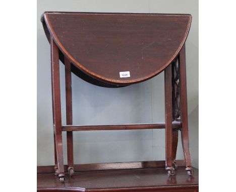 An Edwardian mahogany gate leg table