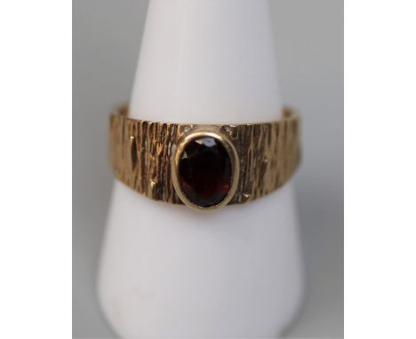 9ct gold ruby set ring - Approx weight 4.2g - Size Q 