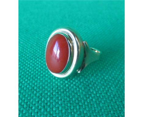 Red stone and gold ring weight 4.8g.