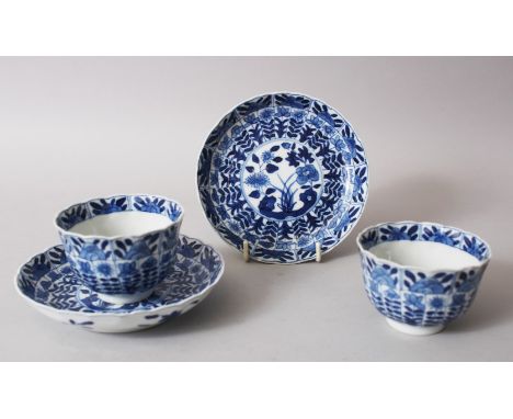 A GOOD PAIR OF CHINESE KANGXI BLUE &amp; WHITE PORCELAIN TEA CUPS AND SAUCERS, the scalloped rim saucers &amp; cups decorated