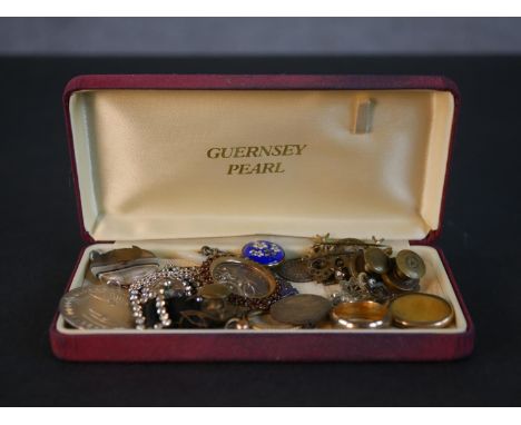 A collection of mixed jewellery, including a silver one shilling coin brooch, rolled gold wedding band, an engraved pieces me