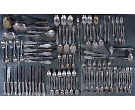 93 teiliges Speisebesteck für bis zu 12 Personen, 800er Silber massiv, zusammen 3250 gr. brutto (ohne beschwerte Teile), best
