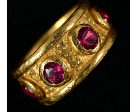 Üppiger 999er Gold-Ring, besetzt mit 8 geschliffenen Rubinen; ca.19 gr. brutto, Ringgröße 56,5. Außergewöhnliches Schmuckstüc