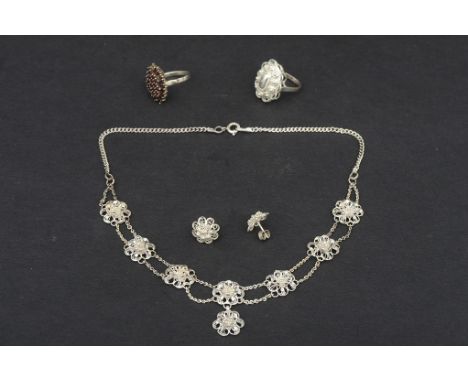 5teiliges Konvolut, bestehend aus: 1 Ring mit Granatsteinen (1 fehlend) in ovaler Form, 900er Silber, Ringgröße 61,5, aus den