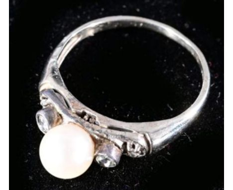 Klassischer Ring der 1930/40er Jahre, 14 kt. Weißgold, der Aufbau besetzt mit 1 Akoya - Zuchtperle, diese flankiert von jewei