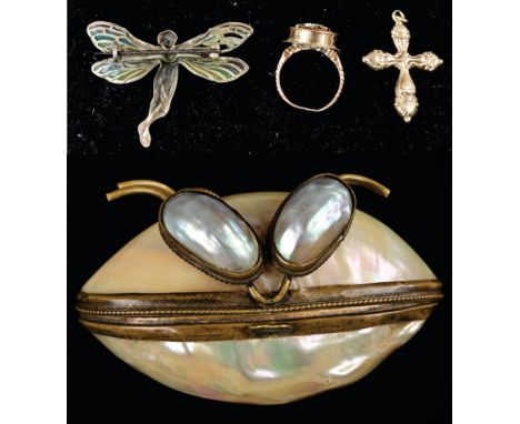 4 teiliges Konvolut antiker Kleinigkeiten, bestehend aus Perlmuttdose/Schmuckdose um 1900/20 (Länge ca. 8 cm), Ring in 585er 