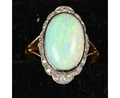 Prachtvoller, eleganter, antiker OPAL - Damenring, 700er Gelbgold, die Ringschiene endet jeweils dreiteilig an einem großen, 