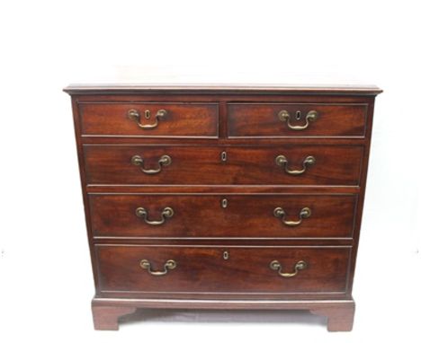 A GEORGIAN MAHOGANY CHEST OF GOOD PROPORTIONS, plain top over two inline and three slightly graduating drawers, with brass sw