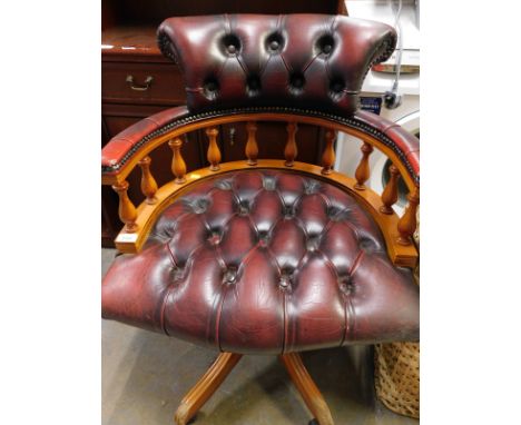 A button back swivel office chair. (AF)