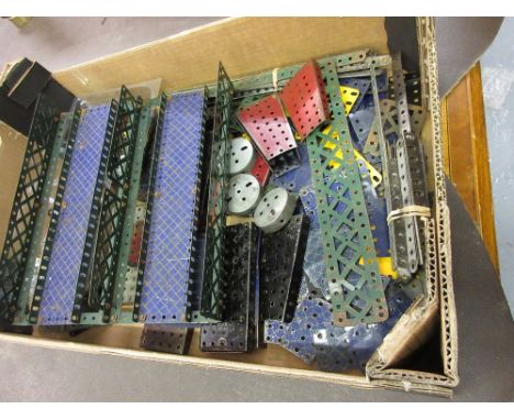 Box containing a small quantity of miscellaneous vintage Meccano