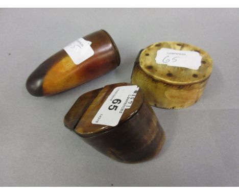 Antique snuff box formed from a hoof, together with two horn snuff boxes