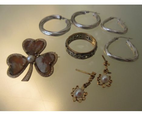 Two pairs of modern white gold earrings, a 9ct gold and agate clover leaf brooch, 9ct gold eternity ring, pair of 9ct gold an