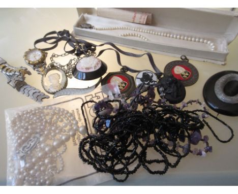 Small quantity of various jewellery including: jet, cultured pearl single strand necklace, various cameos and Norwegian silve