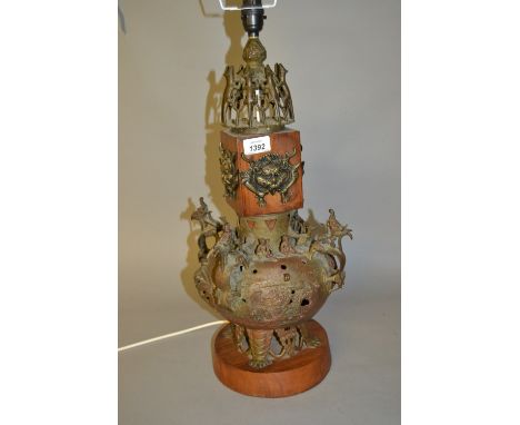 20th Century Eastern patinated metal and wooden table lamp decorated with dragons and lizards