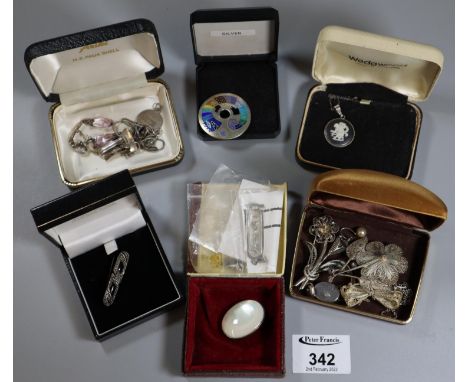 Bag of jewellery to include art deco design and other brooches, one with mother of pearl, Wedgwood basalt, pendant on chain, 