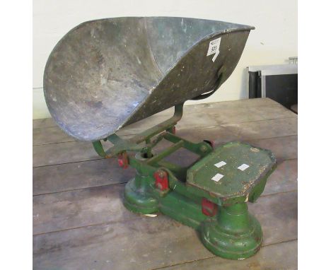 Vintage cast iron shop or grocery scales with metal pan. (B.P. 21% + VAT) 