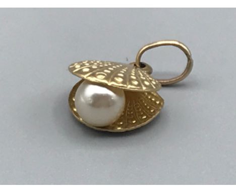 9ct gold pearl clam charm 1g