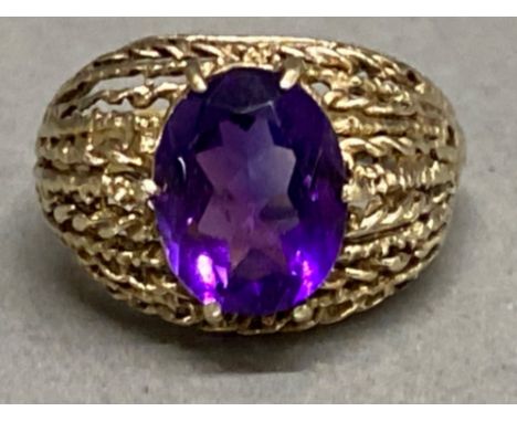 9ct yellow gold ring with purple amethyst oval shaped centre stone, size L, 3.2g