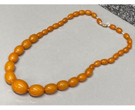 Vintage butterscotch amber beaded necklace - length 57cm