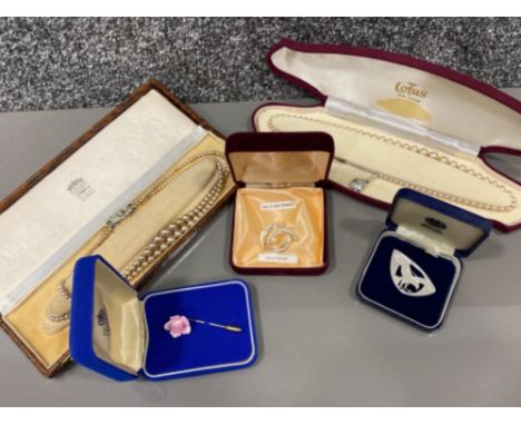 Mixed lot of boxed pearls &amp; other jewellery items includes silver brooches &amp; ceramic flower pin