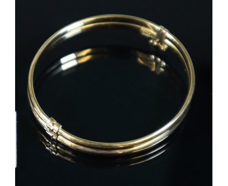 18ct gold oval bangle. Approx weight 9.9 grams. (B.P. 21% + VAT)Nice condition, clasp is in working order. 6.5cm diameter app
