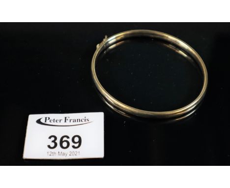 9ct gold oval bangle.  Approx weight 6.2 grams.(B.P. 21% + VAT) 