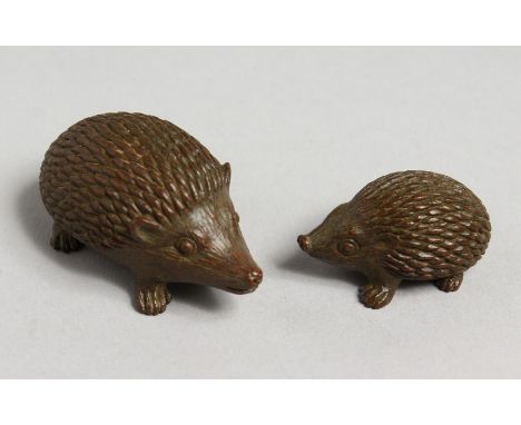 A PAIR OF JAPANESE BRONZE HEDGEHOGS. 2ins and 1ins.