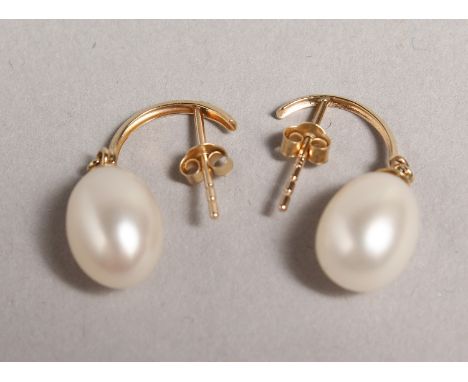 A PAIR OF 9CT GOLD CULTURED PEARL DROP EARRINGS.