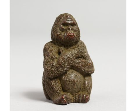 A SMALL JAPANESE BRONZE GORILLA. 1.75ins.