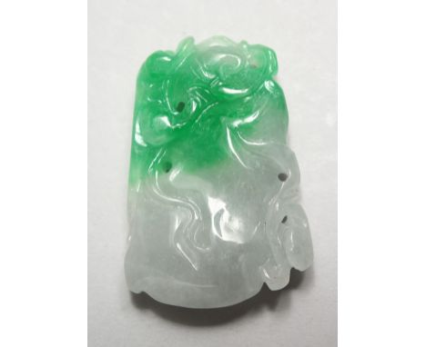 A SMALL CHINESE CARVED JADE PENDANT. 2ins x 1.5ins.