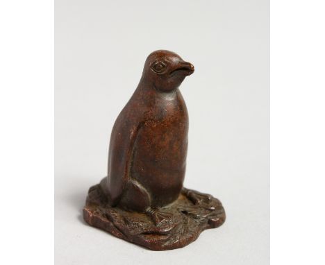 A SMALL JAPANESE BRONZE PENGUIN. 1.75ins.