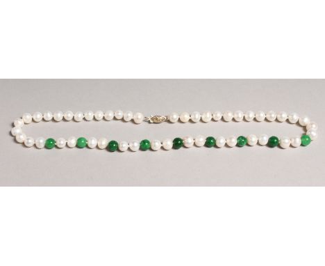 A 14CT GOLD, PEARL AND JADE NECKLACE.