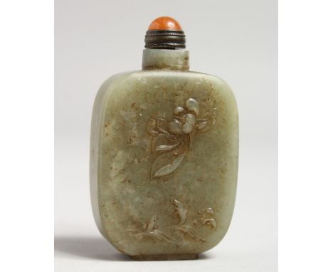 A CHINESE JADE SNUFF BOX. 2.5ins.