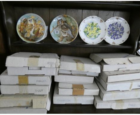 A collection of approximately fourteen boxed wall plates comprising: Bradford Exchange, Coalport, Royal Albert, Royal Worcest