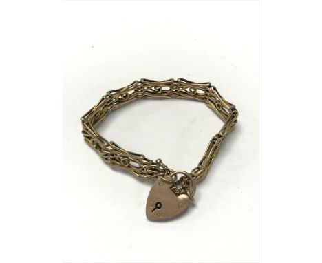 A 9ct gold gate bracelet with a heart clasp. Weighing approximately 14g.
