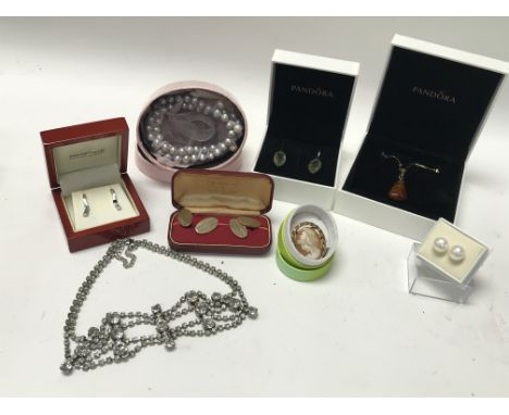 A collection of jewellery - 9ct gold cufflinks, amber necklace with 9ct gold chain, a freshwater Pearl necklace, sterling sil