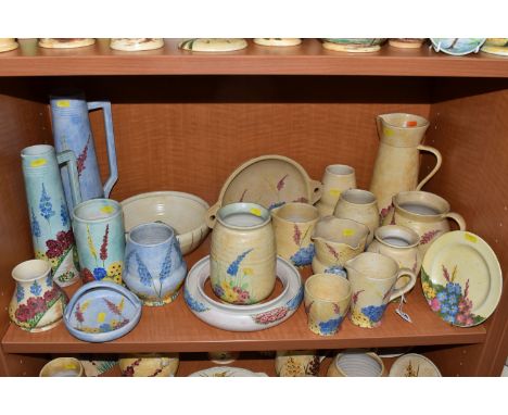 A LARGE QUANTITY OF YELLOW AND BLUE ART DECO RADFORD ITEMS to include a group of yellow 'GR' patterned items comprising four 